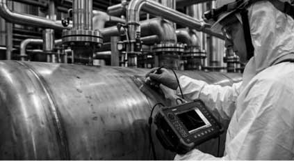 Engenheiro mecânico executa teste de ultrassom para Inspeção em Vasos de Pressão em um reservatório de ar comprimido industrial.