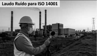 Técnico de segurança posicionando decibelímetro profissional na divisa de uma grande indústria para laudo de ruído ISO 14001.