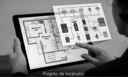 Engenheiro especialista analisa planta baixa e rotas de fuga para aprovação do Projeto de Incêndio de uma fábrica.